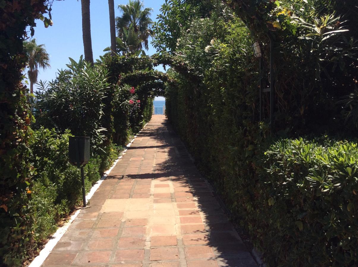 Mansion Alhamar - 2 Bedroom, Frontline Beach, Mountain Views, Full Size Pool, Tennis Courts, Close To Shops, On-Site Bar & Chiringuito Sitio de Calahonda 外观 照片
